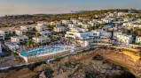 Gruppe von Menschen bei einem Pool in einem touristischen Wohngebiet mit Bergen im Hintergrund