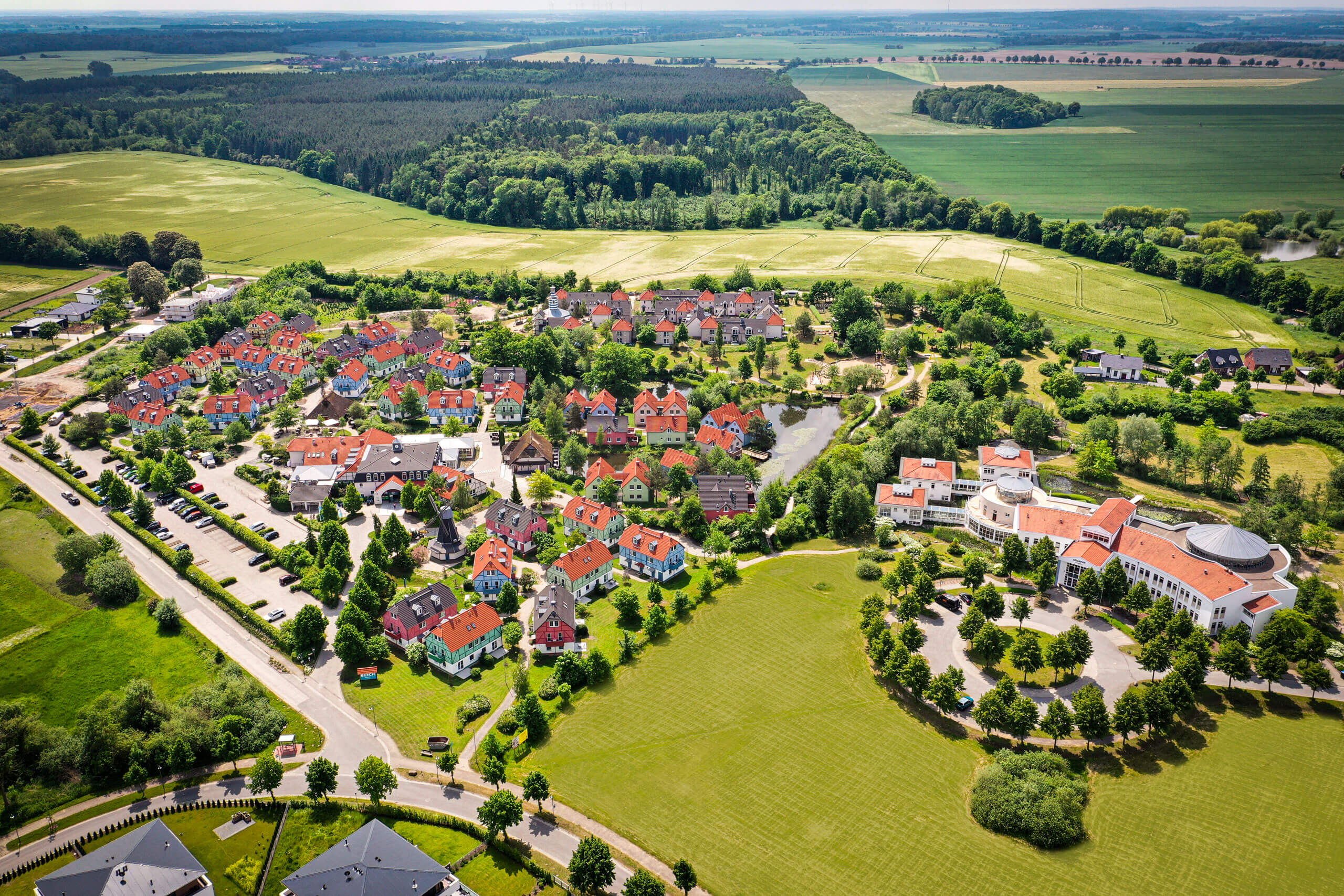 Luftaufnahme einer Stadt mit grüner Landschaft, die das Potenzial für traumhafte Ferien und Investmentmöglichkeiten zeigt