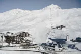 Skilift steigt an einem schneebedeckten Berg - ideal für touristische Immobilien